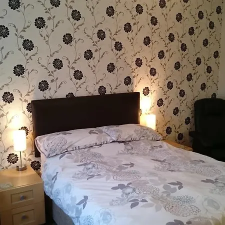 Moorland House בית הארחה 3*